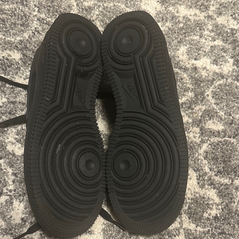 Nike Kids All-Black Sneakers Air Force 1 - Picture 5 of 12